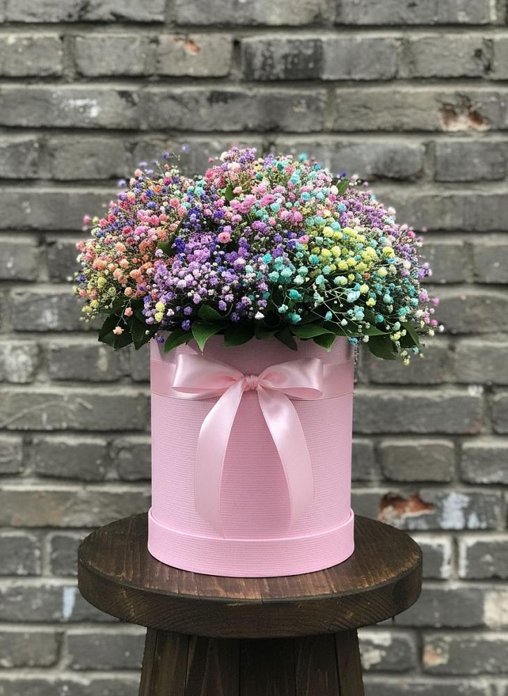 Цветочная композиция из Гипсофила и Розы в шляпной коробке в Рудничный Кировской области