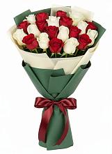 Букет Микс из красных и белых роз в Рудничный Кировской области