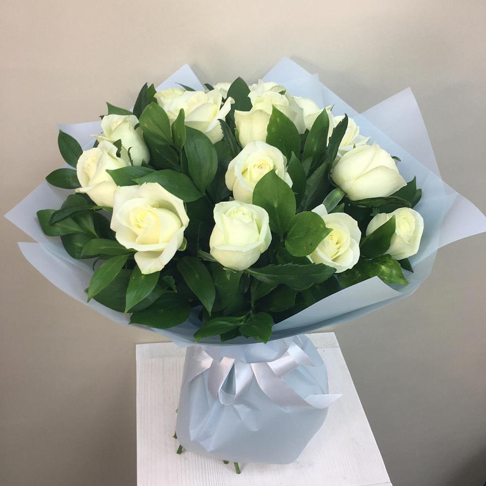Букет 15 Белых роз Проуд в Рудничный Кировской области