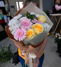 Букет цветов из:  Герберы, Розы и Хризантемы в Рудничный Кировской области