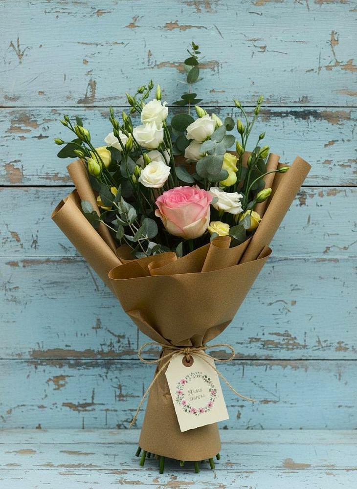 Букет цветов из: Розы и Лизиантусы в Рудничный Кировской области