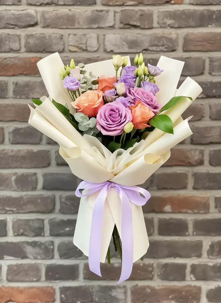 Букет цветов из: Лизиантусы и Розы в Рудничный Кировской области