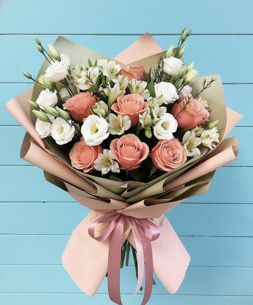 Букет цветов из: Розы, Альстромерии и Лизиантусы в Рудничный Кировской области