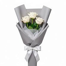 Букет 3 белые розы в Рудничный Кировской области