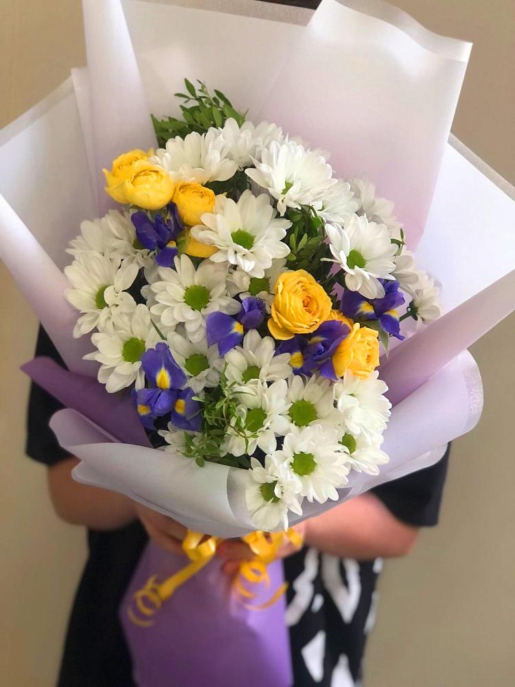 Букет цветов из: Ирисы, Хризантемы и Розы в Рудничный Кировской области
