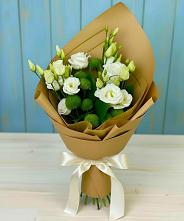 Букет цветов из:  Хризантемы и Лизиантусы в Рудничный Кировской области