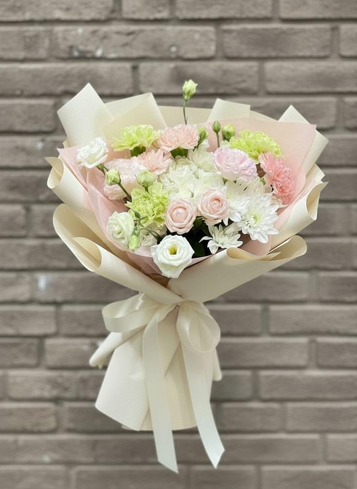 Букет цветов из: Гвоздики, Розы, Лизиантусы и Хризантемы в Рудничный Кировской области