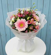 Букет цветов из:  Герберы, Альстромерии и Лизиантусы в Рудничный Кировской области