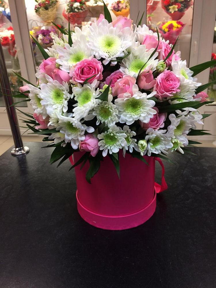 Цветочная композиция из Розы и Хризантемы в шляпной коробке в Рудничный Кировской области