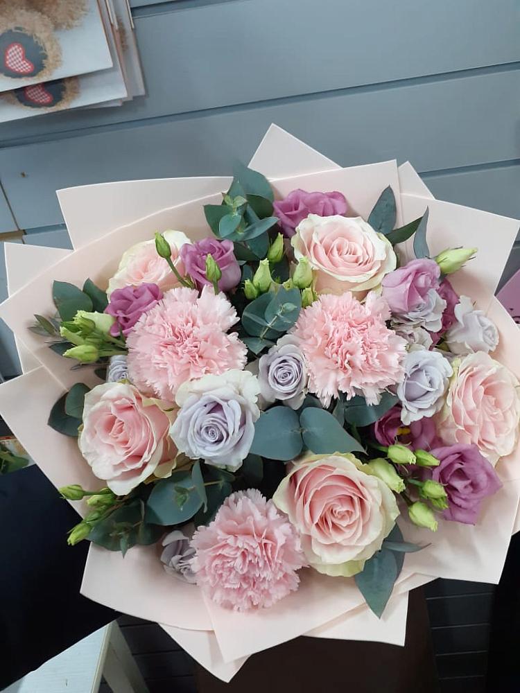 Букет цветов из: Розы, Гвоздики и Лизиантусы в Рудничный Кировской области