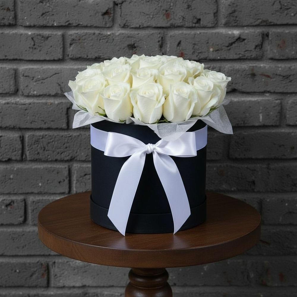 Цветочная композиция из Розы в шляпной коробке в Рудничный Кировской области