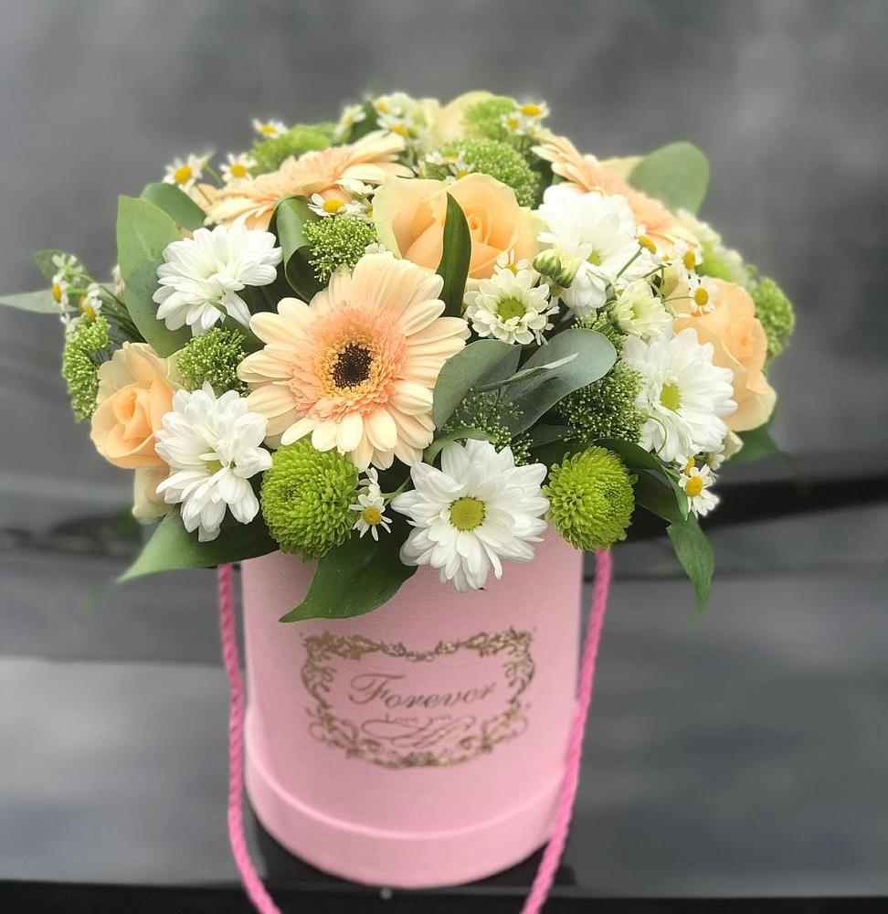 Цветочная композиция из Розы, Герберы и Хризантемы в шляпной коробке в Рудничный Кировской области