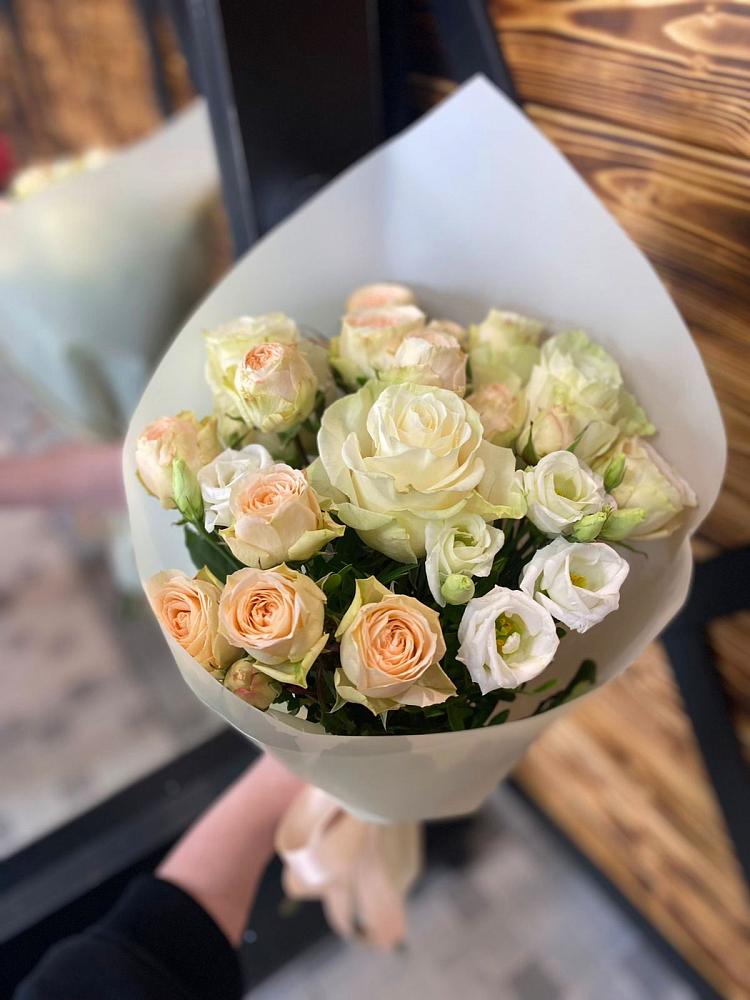 Букет цветов из: Розы и Лизиантусы в Рудничный Кировской области