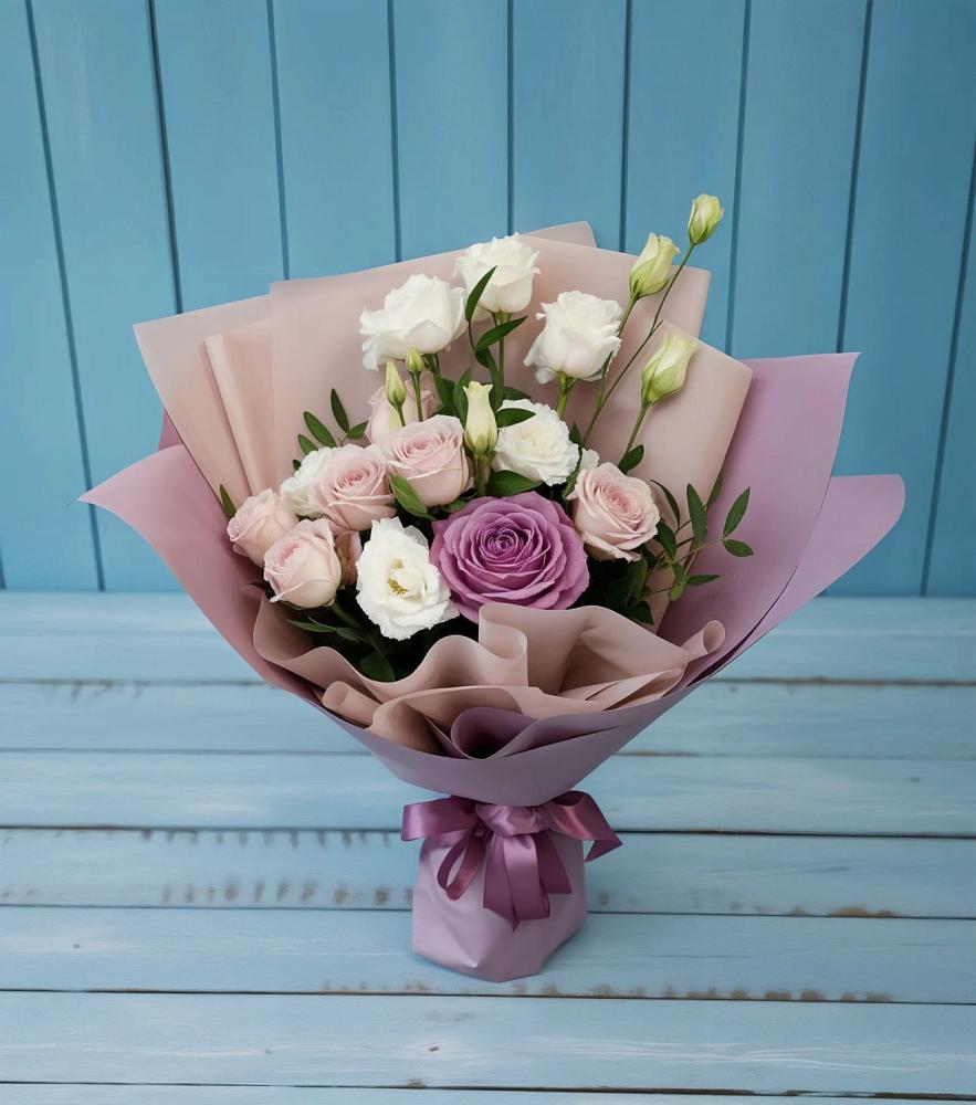 Букет цветов из: Розы и Лизиантусы в Рудничный Кировской области